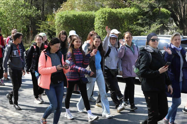 W drogę z Hałcnowa do Łagiewnik wyrusza grupa św. Brata Alberta - 2023