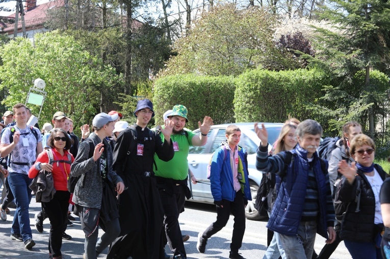 W drogę z Hałcnowa do Łagiewnik wyrusza grupa św. Brata Alberta - 2023