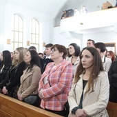 Bierzmowani w Wojnarowej i ich rodziny zaskoczyli biskupa