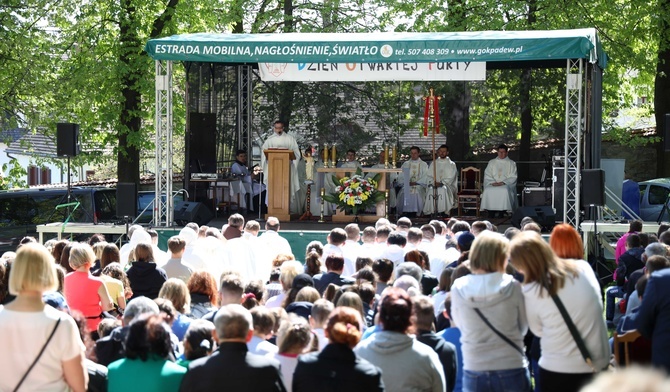 Spotkanie rozpoczęło się Mszą św. na seminaryjnym dolnym wirydarzu. 