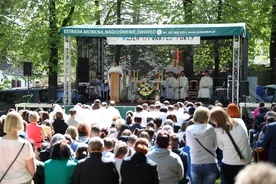 Spotkanie rozpoczęło się Mszą św. na seminaryjnym dolnym wirydarzu. 