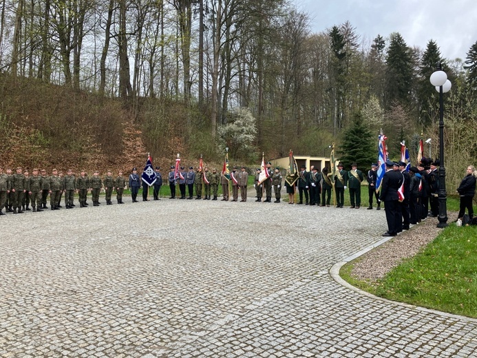 Jugów. Święto Flagi z defiladą wojskową