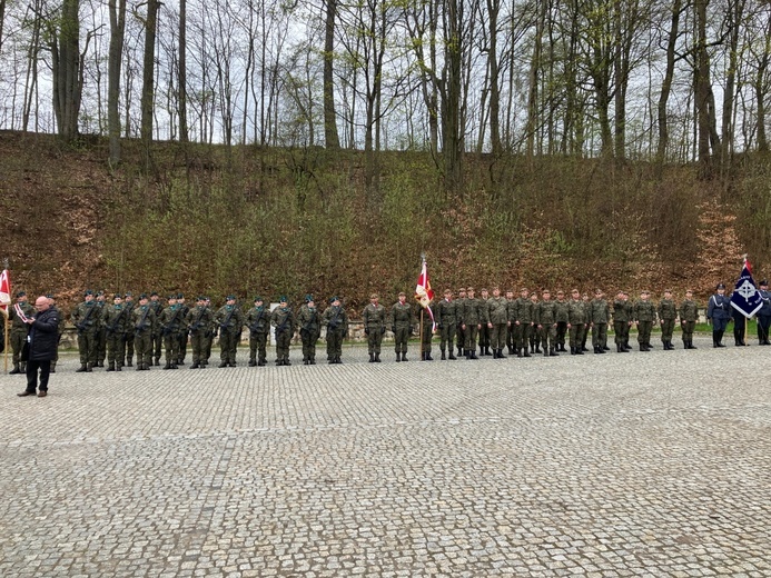 Jugów. Święto Flagi z defiladą wojskową