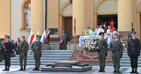 Podobnie jak w roku ubiegłym Msza św. sprawowana będzie przed kościołem garnizonowym.