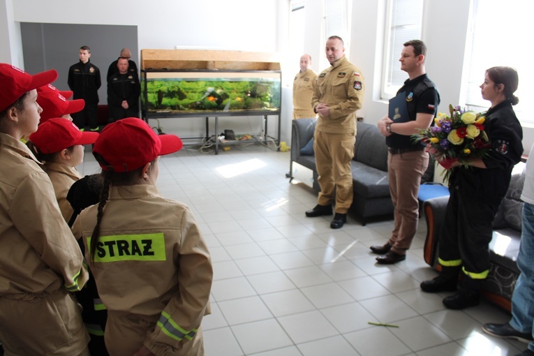 Młodzi druhowie w zawodowych strażaków 