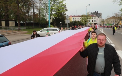 Biało-czerwona niesiona była ulicami Skierniewic. W wielu miejscowościach ozdobiła także fasady budynków, latarnie uliczne i balkony mieszkańców.