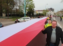 Biało-czerwona niesiona była ulicami Skierniewic. W wielu miejscowościach ozdobiła także fasady budynków, latarnie uliczne i balkony mieszkańców.