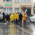 Pielgrzymi w deszczowym Radziszowie - III dzień w drodze do Łagiewnik