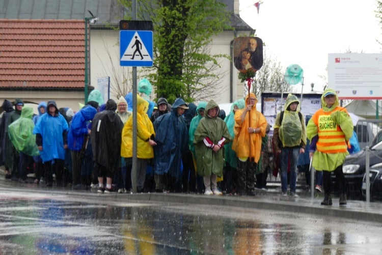 Pielgrzymi w deszczowym Radziszowie - III dzień w drodze do Łagiewnik