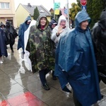 Pielgrzymi w deszczowym Radziszowie - III dzień w drodze do Łagiewnik
