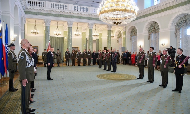 Prezydent wręczył nominacje generalskie oraz admiralską ośmiu oficerom WP