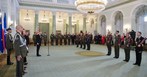 Prezydent wręczył nominacje generalskie oraz admiralską ośmiu oficerom WP
