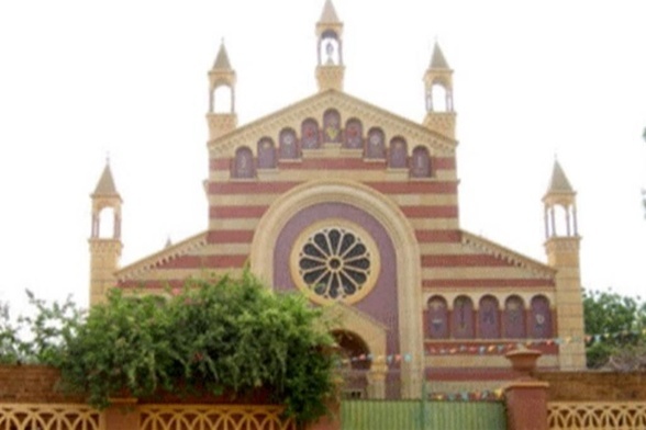 Sudan. Zbombardowana katedra, ale misjonarze zostają
