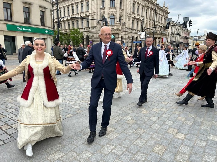 Poloneza tańczyli zarówno przedstawiciele władz miasta i województwa, jak i zwykli mieszkańcy Lublina. 