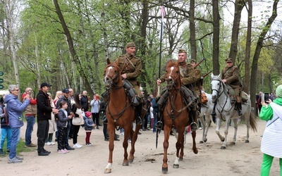 W skansenie duże zainteresowanie wzbudzała kawaleria w mundurach historycznych.