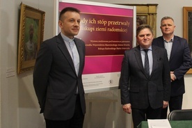 Do obejrzenia wystawy zapraszają (od lewej) ks. Michał Krawczyk, Leszek Ruszczyk i Adam Duszyk.