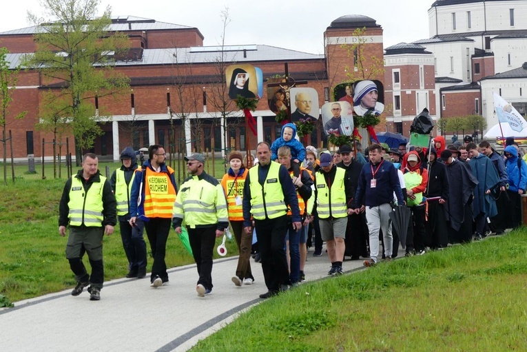 Pielgrzymi dotarli do celu - w drodze do kaplicy relikwii św. Faustyny - 2023