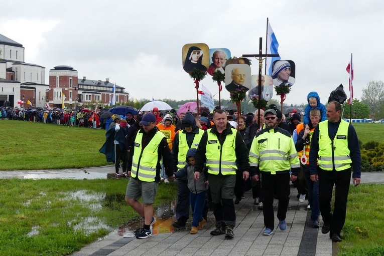 Pielgrzymi dotarli do celu - w drodze do kaplicy relikwii św. Faustyny - 2023
