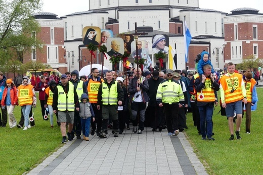 Pielgrzymi dotarli do celu - w drodze do kaplicy relikwii św. Faustyny - 2023