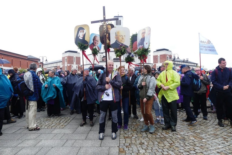 Pielgrzymi dotarli do celu - w drodze do kaplicy relikwii św. Faustyny - 2023