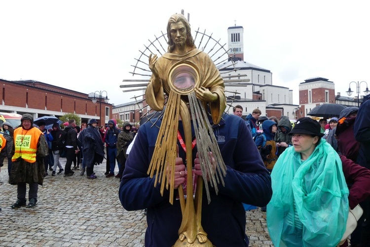 Pielgrzymi dotarli do celu - w drodze do kaplicy relikwii św. Faustyny - 2023
