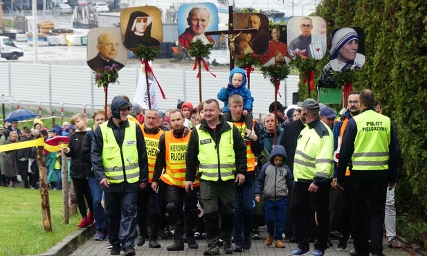 Pielgrzymi w drodze z sanktuarium  św. Jana Pawła II do sanktuarium Bożego Miłosierdzia w Łagiewnikach.
