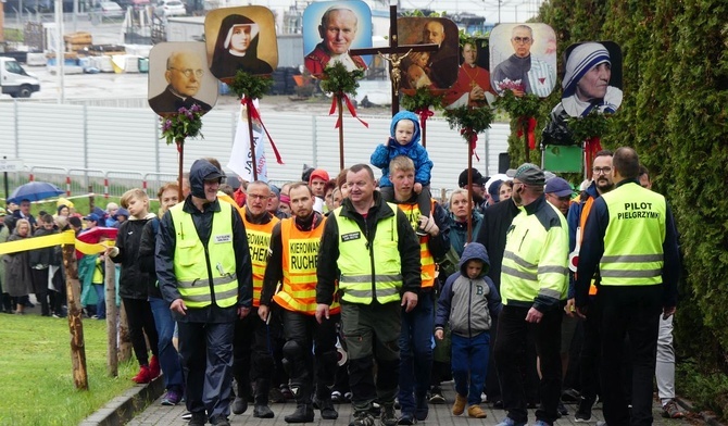 Pielgrzymi w drodze z sanktuarium  św. Jana Pawła II do sanktuarium Bożego Miłosierdzia w Łagiewnikach.