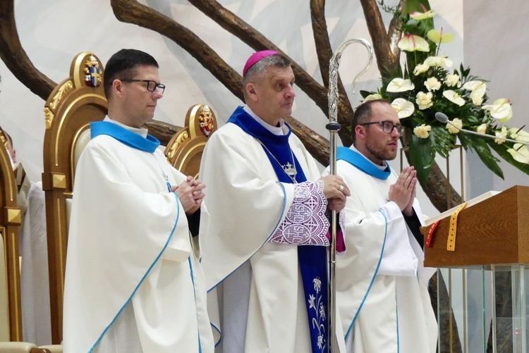 Bp Roman Pindel z ks. Markiem Studnskim i ks. Marcinem Samkiem podczas Mszy św. w bazylice łagiewnickiej.