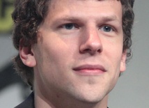 Jesse Eisenberg jest nie tylko aktorem, ale też reżyserem. 