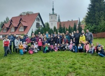 Schola oraz LSO wrocławskiej parafii pw. św. Franciszka z Asyżu razem na dniu skupienia