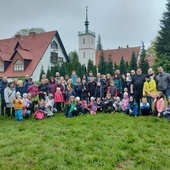 Schola oraz LSO wrocławskiej parafii pw. św. Franciszka z Asyżu razem na dniu skupienia