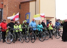 Na drogę pątników pobłogosławił ks. Kamil Borkowski.