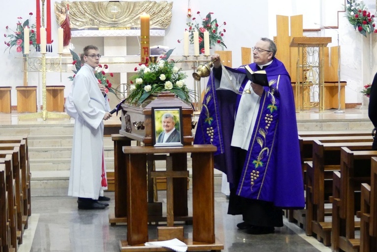 Ks. proboszcz Jan Figura podczas pożegnaia śp. ks. Władysława Penkali SMA w Andrychowie.