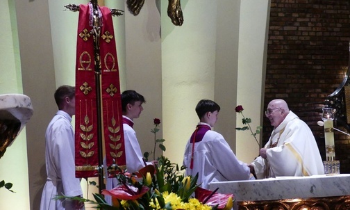 Prymicyjna stuła ks. prałata Jerzego Fryczowskiego na krzyżu w kościele na os. Karpackim.