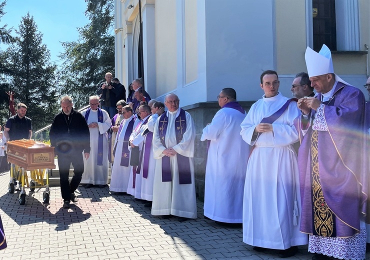 Ostatnie pożegnanie śp. ks. Mariana Kubeckiego w Dębowcu