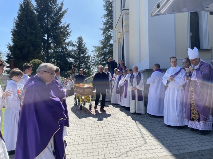 Ostatnie pożegnanie śp. ks. Mariana Kubeckiego w Dębowcu