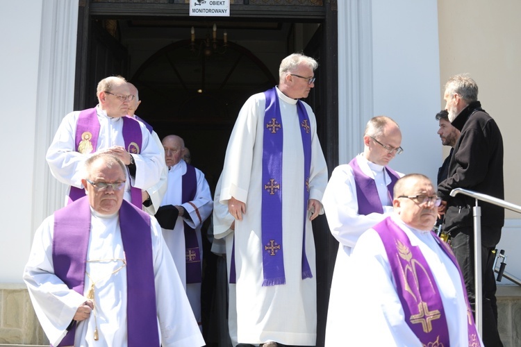 Ostatnie pożegnanie śp. ks. Mariana Kubeckiego w Dębowcu