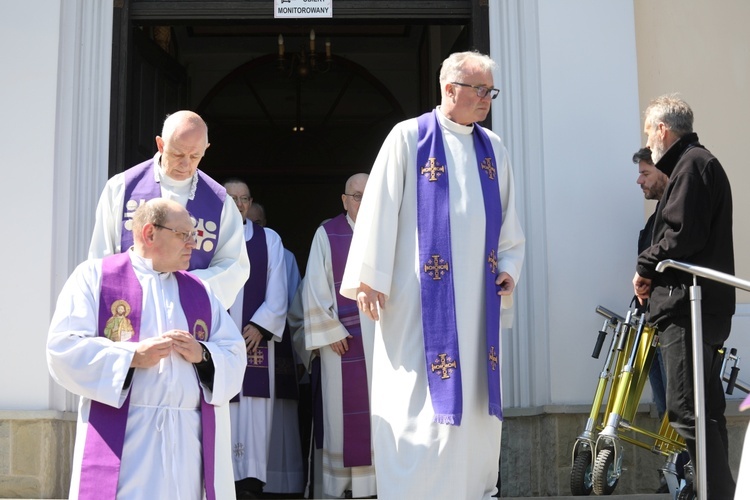 Ostatnie pożegnanie śp. ks. Mariana Kubeckiego w Dębowcu