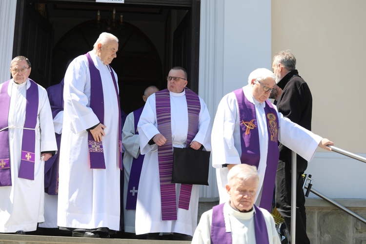 Ostatnie pożegnanie śp. ks. Mariana Kubeckiego w Dębowcu