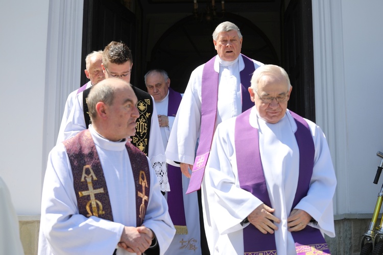 Ostatnie pożegnanie śp. ks. Mariana Kubeckiego w Dębowcu