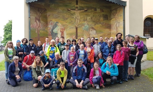 Rodzinne pielgrzymowanie stworzyło wspólnotę modlitwy i przyjaźni.