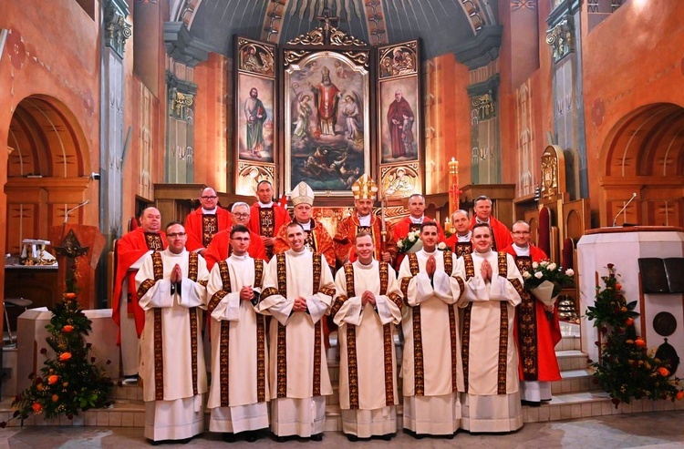 Diakoni z biskupami, przełożonymi z seminarium i proboszczami swoich parafii.
