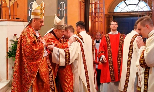 Znak pokoju z biskupami i diakonami wyświęconymi w ubiegłym roku.