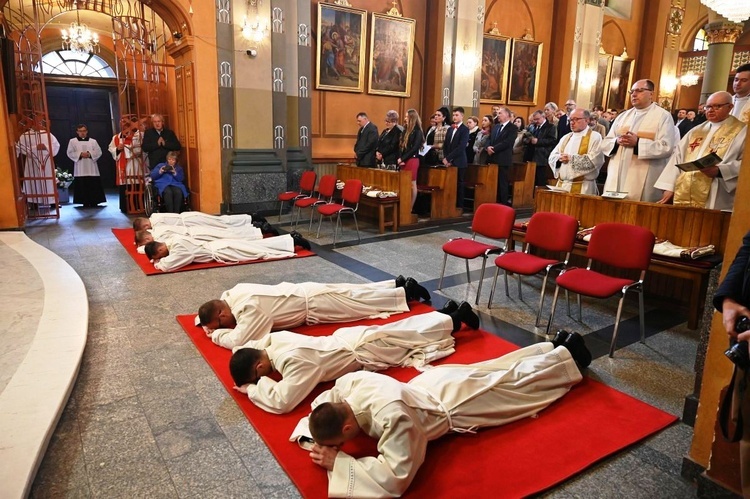 Kandydaci na diakonów podczas obrzędu święceń.