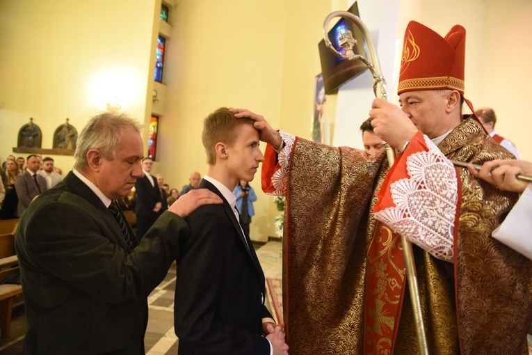 Bierzmowanie w par. Krzyża Św. i MBB w Dębicy