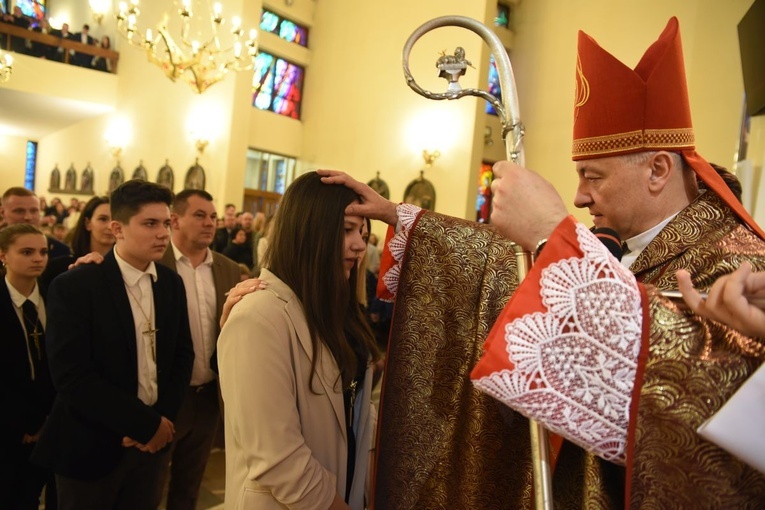 Bierzmowanie w par. Krzyża Św. i MBB w Dębicy