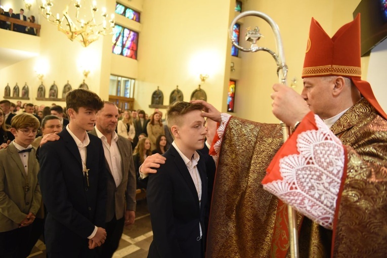 Bierzmowanie w par. Krzyża Św. i MBB w Dębicy