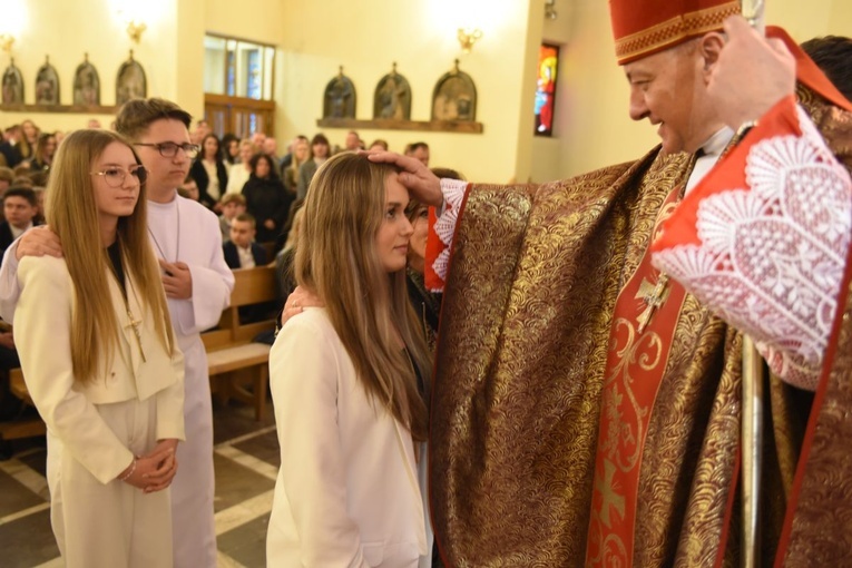 Bierzmowanie w par. Krzyża Św. i MBB w Dębicy