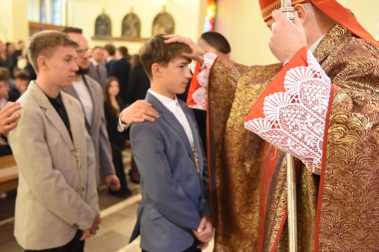 Bierzmowanie w par. Krzyża Św. i MBB w Dębicy