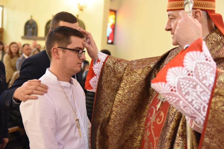 Bierzmowanie w par. Krzyża Św. i MBB w Dębicy